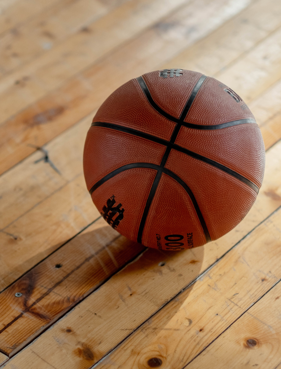 Ballon de basket sur le parquet