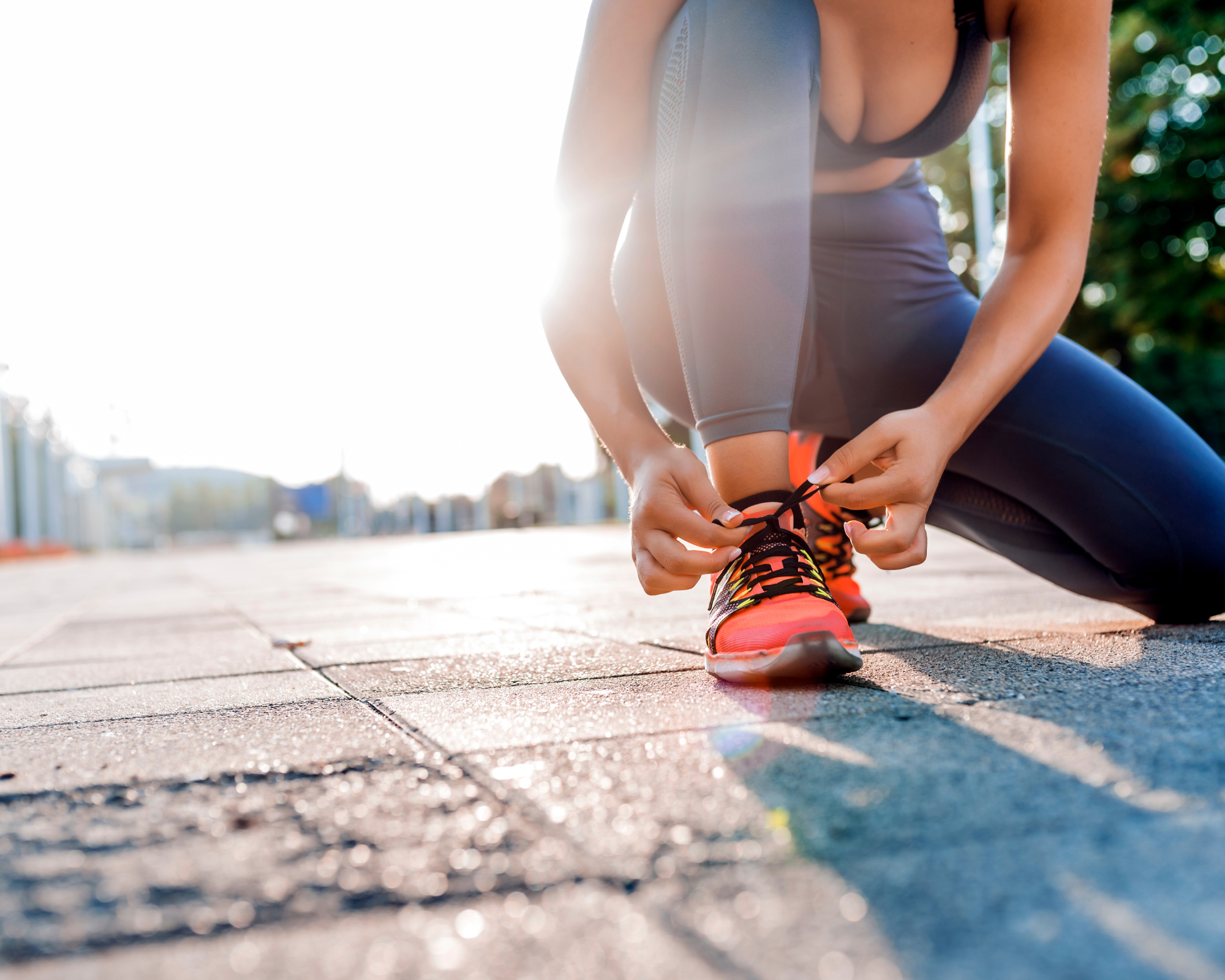 Joggeuse qui refait ses lacets