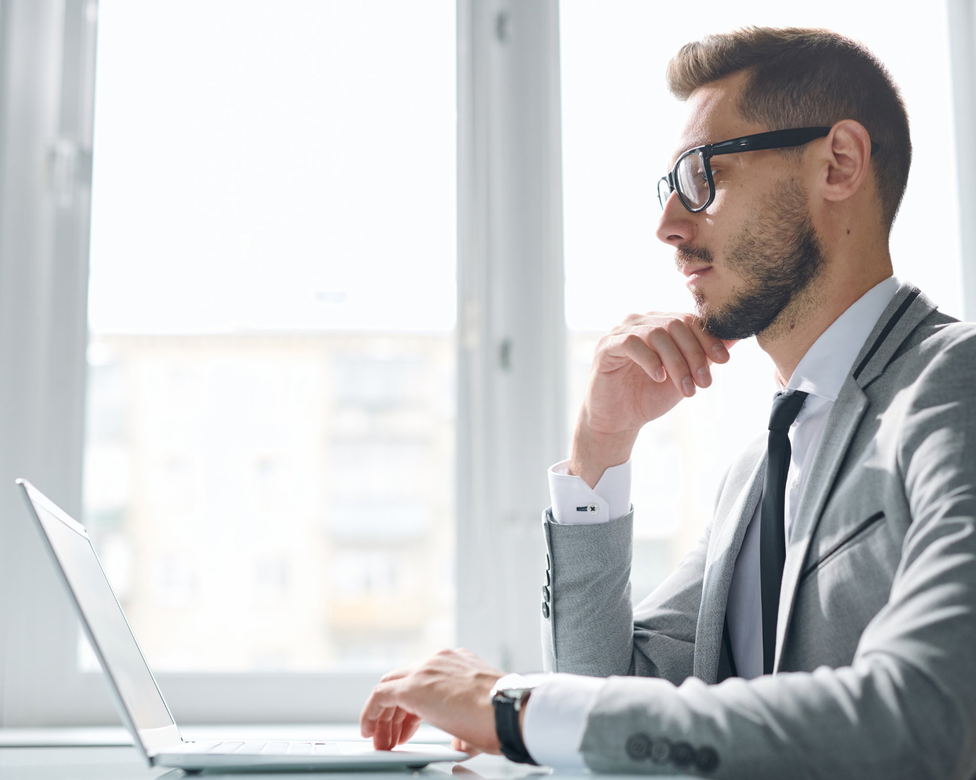 Travailleur sédentaire sur ordinateur