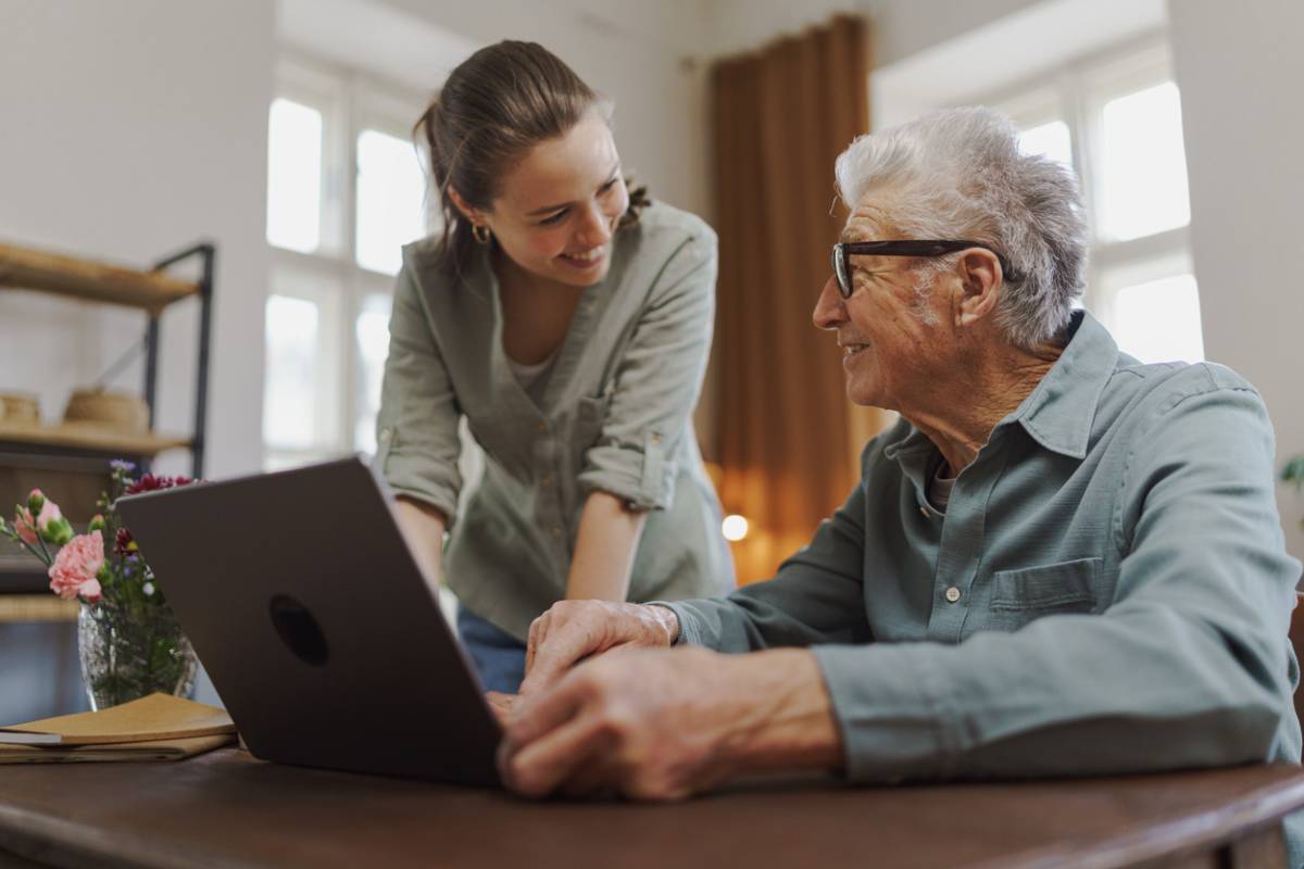Téléassistance pour tous : une solution universelle pour veiller à chaque profil