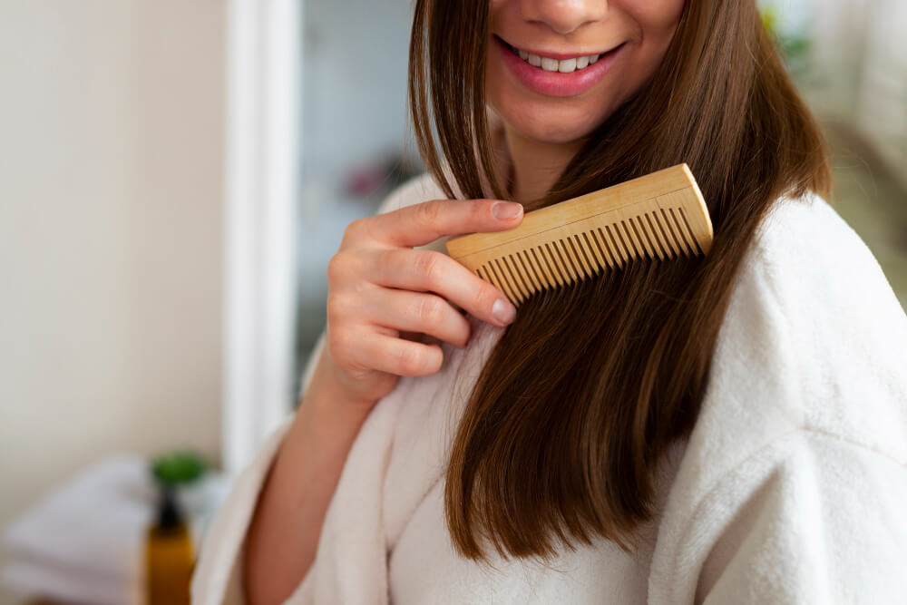 femme en train de brosser ses cheveux